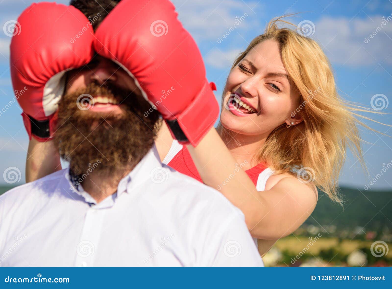 Mädchenabschluß Seine Augenboxhandschuhe Schlauer Strategiegewinn  Ausgebuffter Schlüssel Zum Erfolg Blinder Boxer Kann Gegner Nic Stockbild -  Bild von trainer, angriff: 123812891