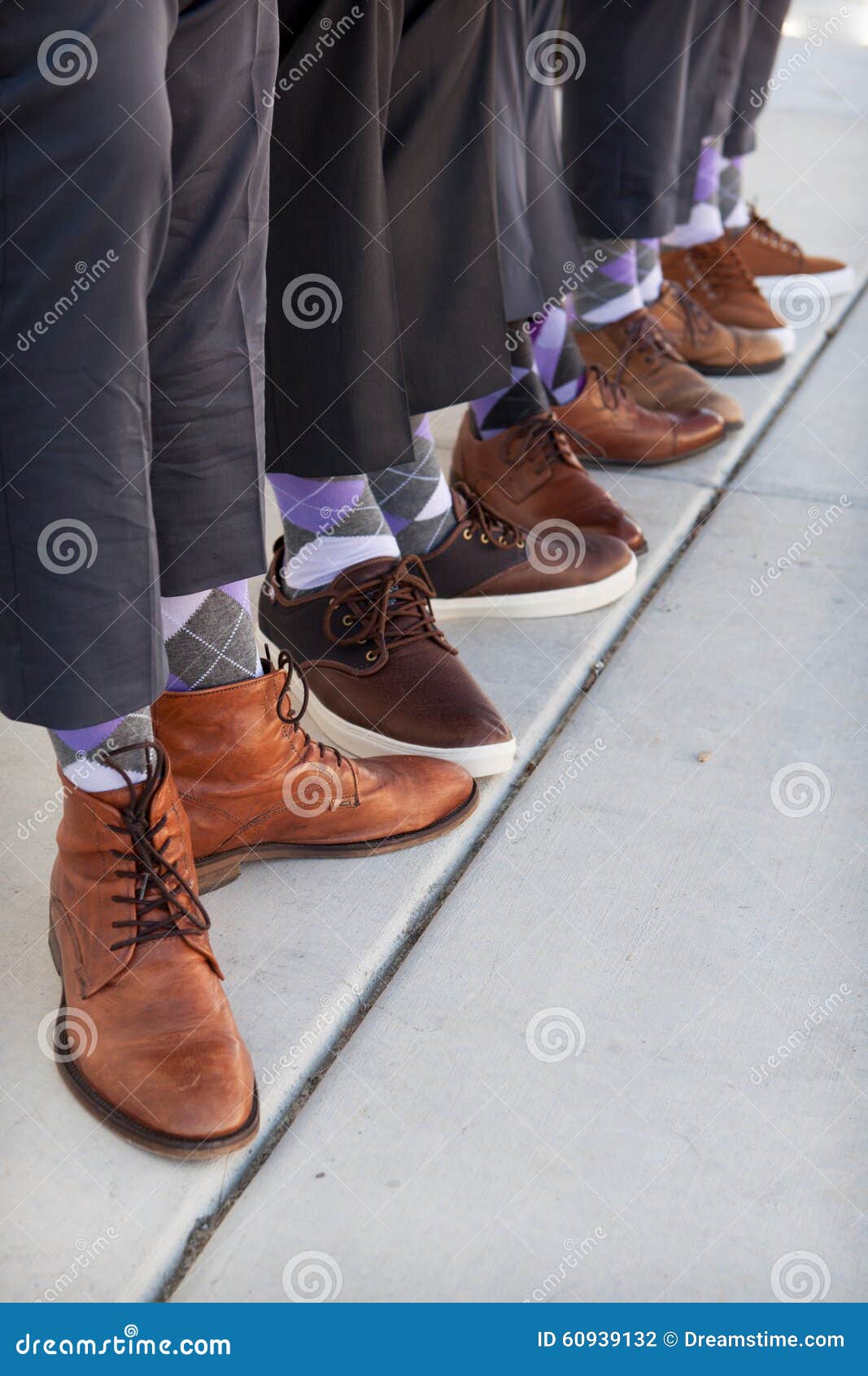 Manner In Der Sonnenbraune Und Braune Schuhe Mit Purpurroten Argyle Socken Stockfoto Bild Von Schuhe Sonnenbraune