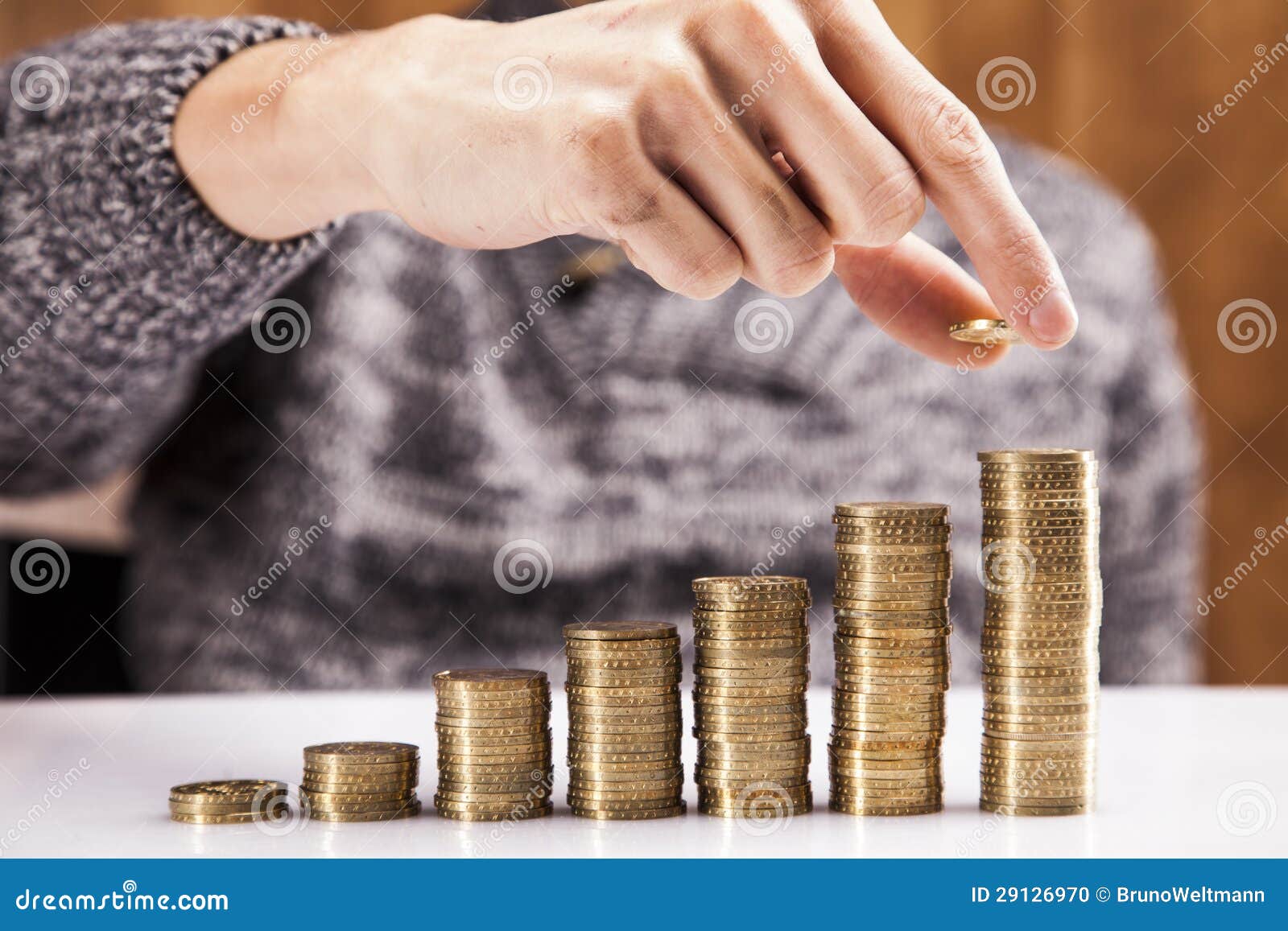 Männer, die Münzen zählen stockfoto. Bild von hand, finanzierung - 29126970