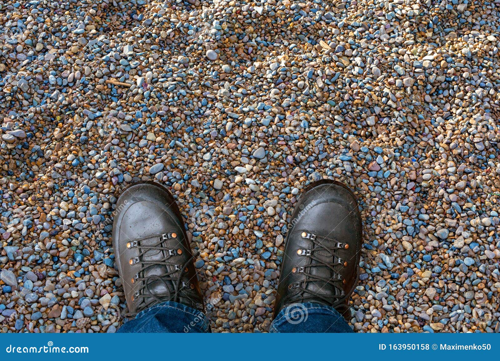 Männliche Beine Und Schuhe Oben Selfie Füße in Schwarzen Trackingschuhen  Oder Stiefel Auf Einem Kiesstrand Stockfoto - Bild von strand, beweggrund:  163950158