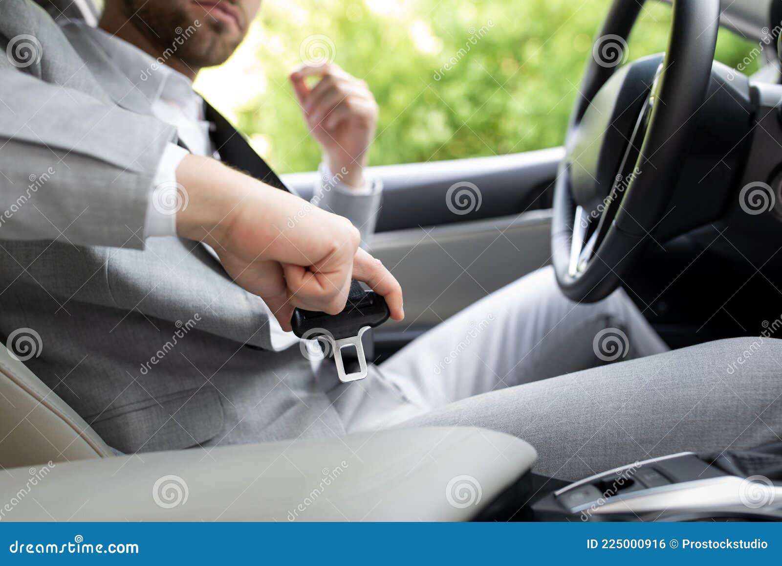 Männliche Hand Befestigt Sicherheitsgurt Im Auto. Schnalle Sicherheitsgurt  Während Sitzen Im Auto Vor Dem Fahren Stockfoto - Bild von antreiben,  betriebsbereit: 225000916