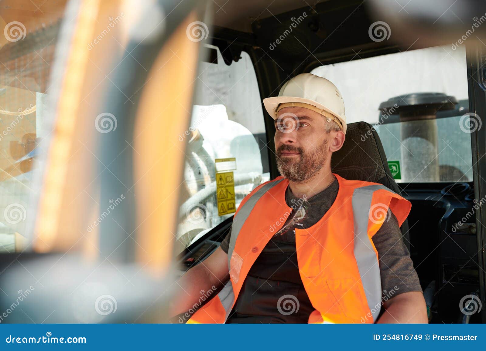 Männlicher Ingenieur Im Sicherheitshelm Und Reflektor-LKW Für Den  LKW-Antrieb Stockbild - Bild von draussen, marmor: 254816749