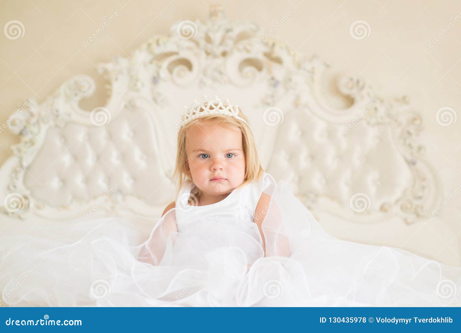 Marchen Prinzessin Kleines Blondes Kind Sitzen Auf Bett Wenig Madchenabnutzungstiarakrone Und Frisur Haarnadel Auf Weiss Wenig Stockfoto Bild Von Kind Frisur