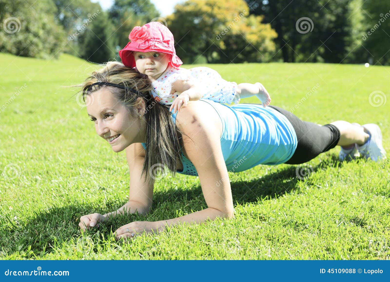 Mere Etirant La Formation Avec Le Muscle De Bebe Photo Stock Image Du Femmes Workout Mere Etirant La Formation Avec Le Muscle De Bebe Photo Stock Image Du Femmes Workout