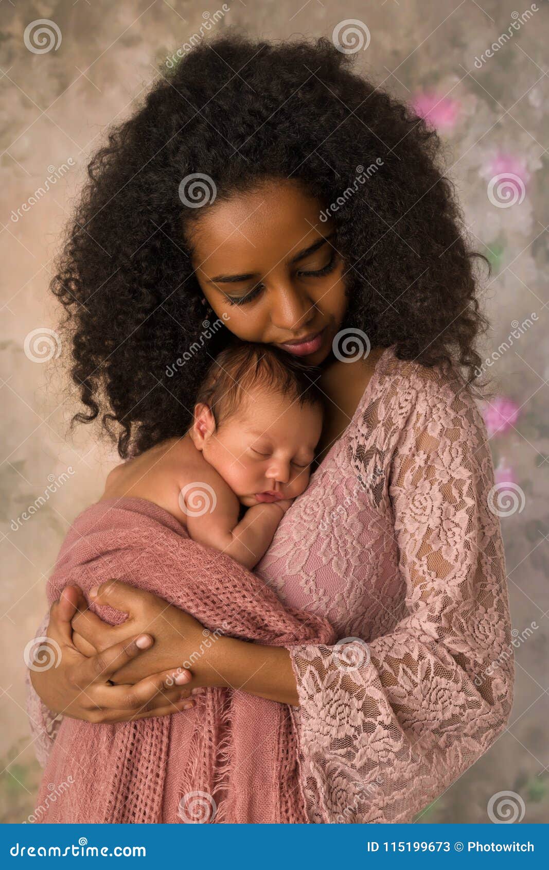Mere Africaine Tenant Son Bebe De Metis Image Stock Image Du Biracial Duree