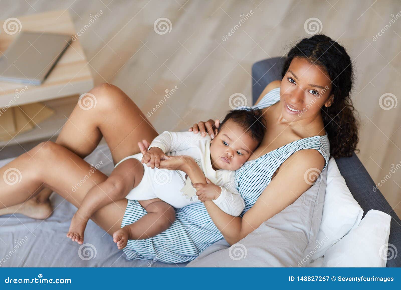 Mere Aimante Avec Le Bebe Potele Image Stock Image Du Cheri Adulte