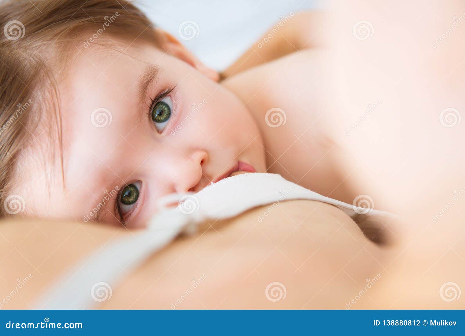 Mere Allaitant Au Sein Sa Petite Fille Bebe De Soins Et D Alimentation De Maman Photo Stock Image Du Fille Alimentation Mere Allaitant Au Sein Sa Petite Fille Bebe De Soins Et D Alimentation De Maman Photo Stock Image Du Fille Alimentation