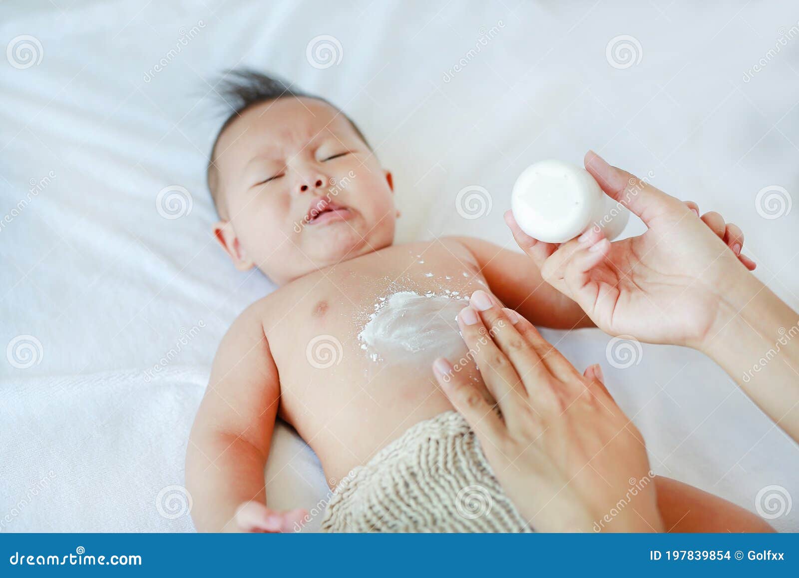 Mere Appliquant La Poudre De Talc A Son Bebe Garcon Infantile Sur Le Lit Apres Le Bain Photo Stock Image Du Confortable Asiatique
