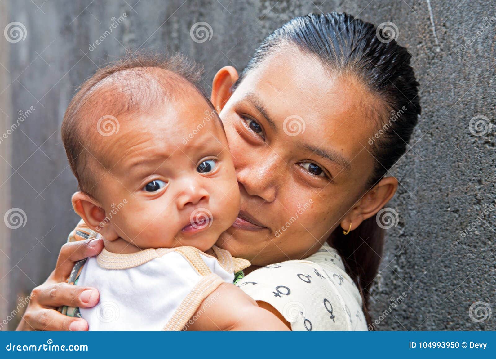 Mere En General Indonesienne Avec Son Petit Bebe Dans Lombok Indonesie Image Editorial Image Du Regarder Indonesie