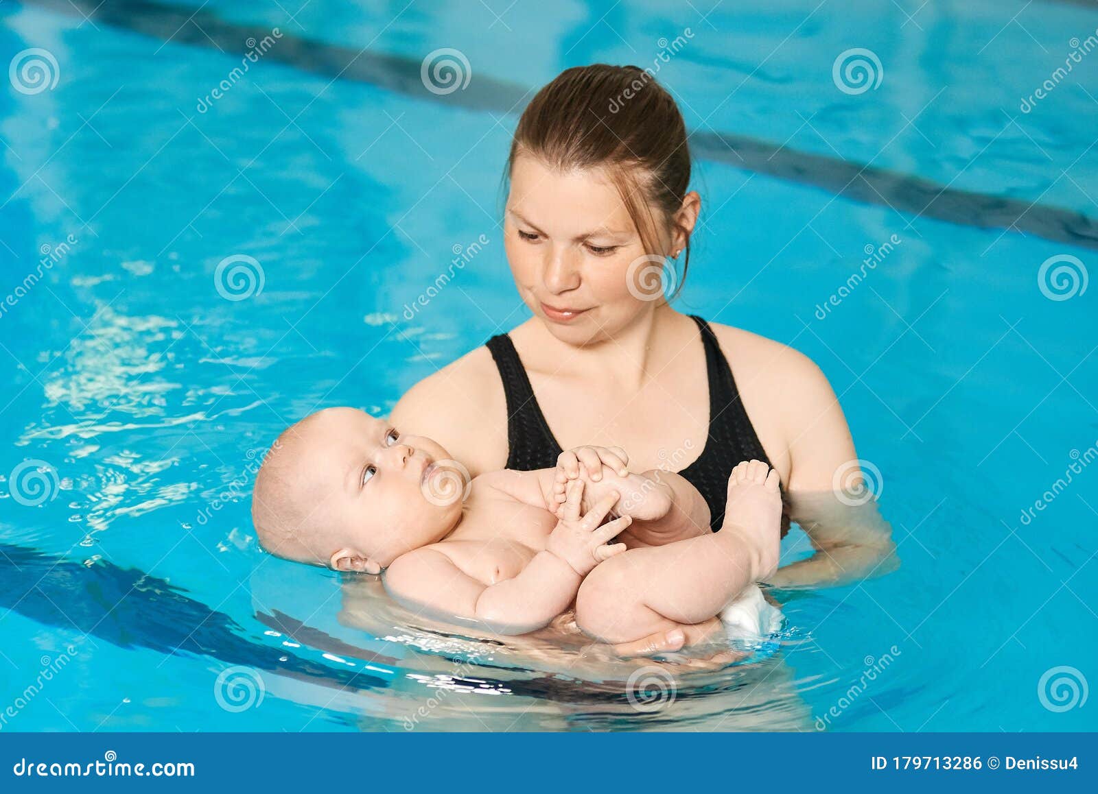 Mère Enseigne à Bébé à Nager Dans Un Bassin D'eau. Cours De