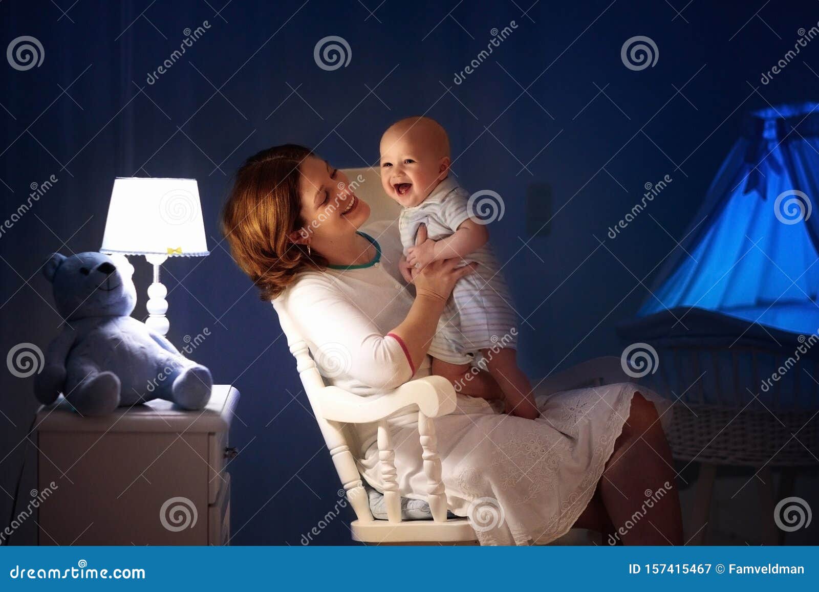 Mère Et Bébé Lisant Un Livre Dans La Chambre Sombre. Maman Et Enfant Lisent  Des Livres