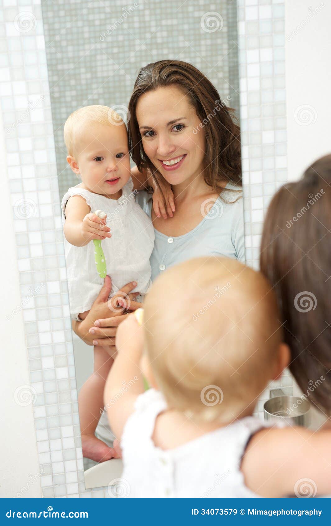 bébé et miroir