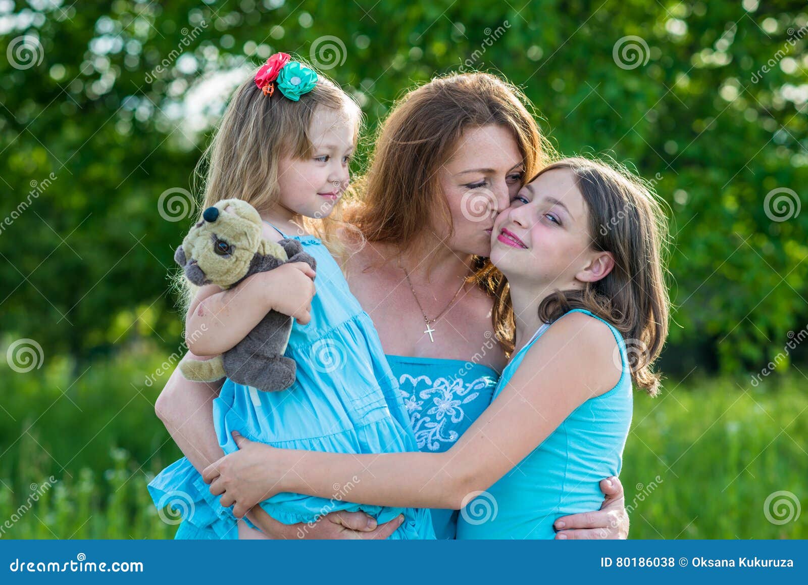2 матери 18 год. Две матери две дочери. Две матери, две дочери (2017). Мамочка шалит с двумя дочками. Спор мама дочь.
