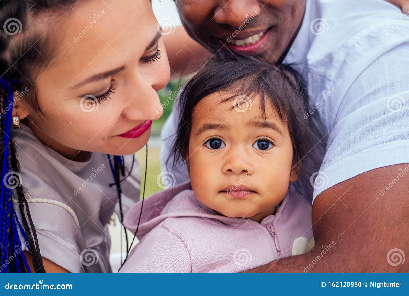 Mere Et Pere Transraciaux Se Promenant Dans Le Parc D Automne Avec Leur Petite Fille Metisse Photo Stock Image Du Ethnique Divers