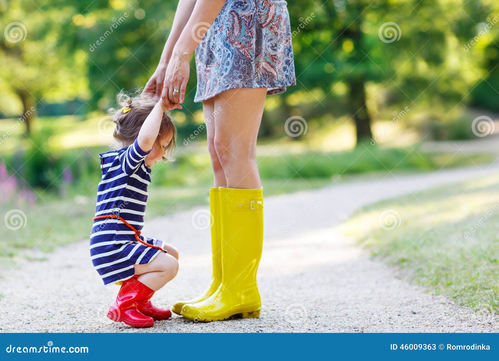 Mère Et Petite Fille Adorable D'enfant Dans Des Bottes En