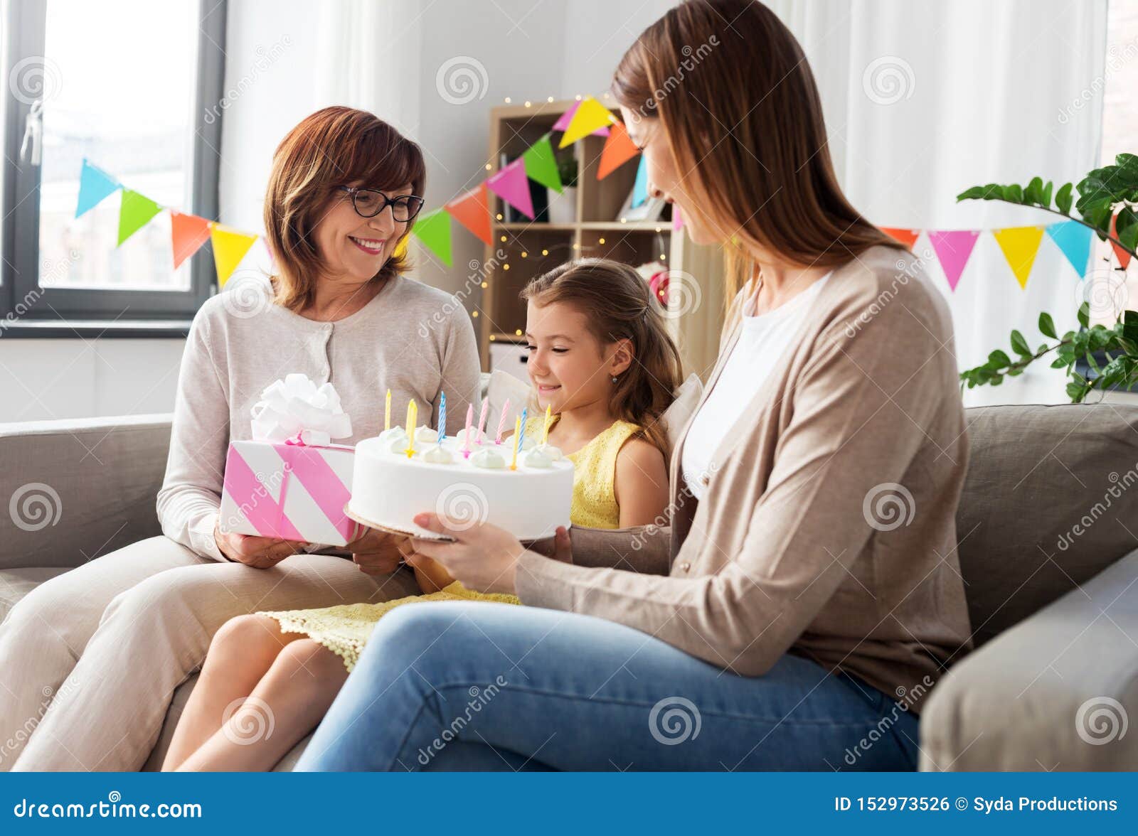 Mere Fille Et Grand Mere Sur L Anniversaire Photo Stock Image Du Anniversaire Maison Mere Fille Et Grand Mere Sur L Anniversaire Photo Stock Image Du Anniversaire Maison