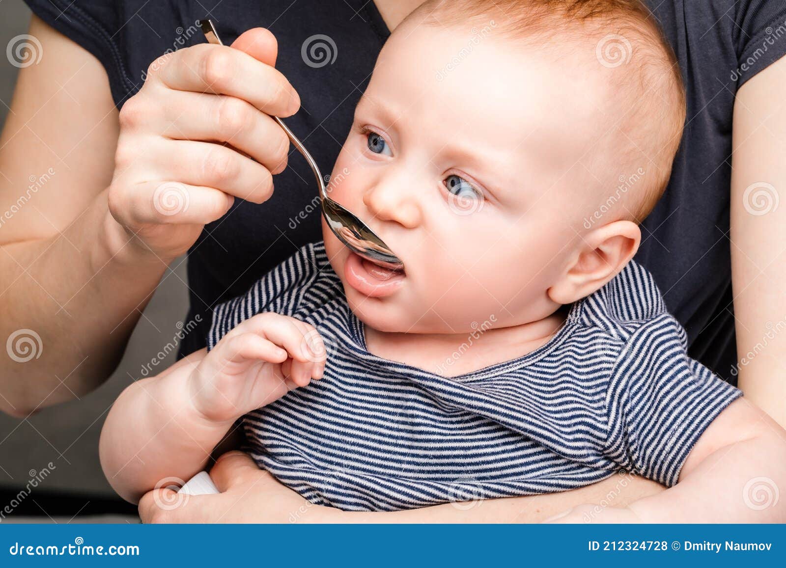 Mere Nourrissant Bebe Garcon Avec Medicament Liquide Photo Stock Image Du Medecine Infirmiere Mere Nourrissant Bebe Garcon Avec Medicament Liquide Photo Stock Image Du Medecine Infirmiere