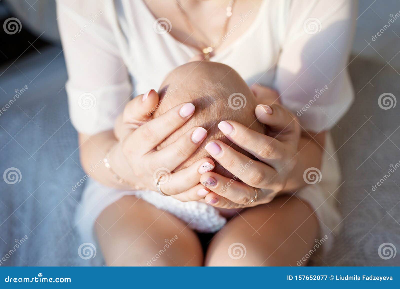 Mere Tenant La Tete De Son Nouveau Ne Dans Les Mains Le Bebe Sur Les Mains A Maman La Main D Une Mere Aimante Tenant Un Bebe En T Image Stock Image Du