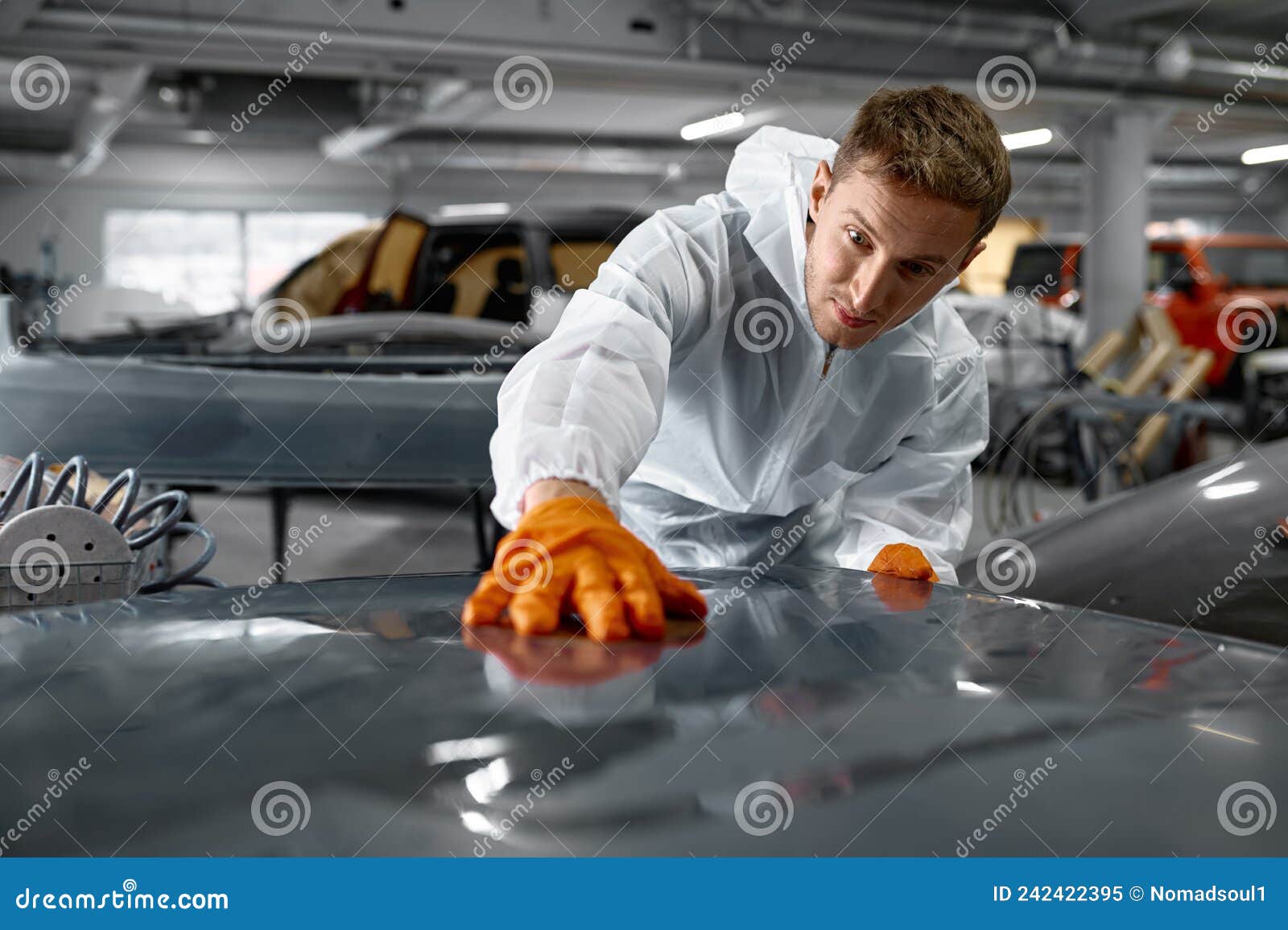 Mécanicien En Uniforme Ponçage Peint Carrosserie De Voiture Image stock -  Image du machine, capot: 242422395