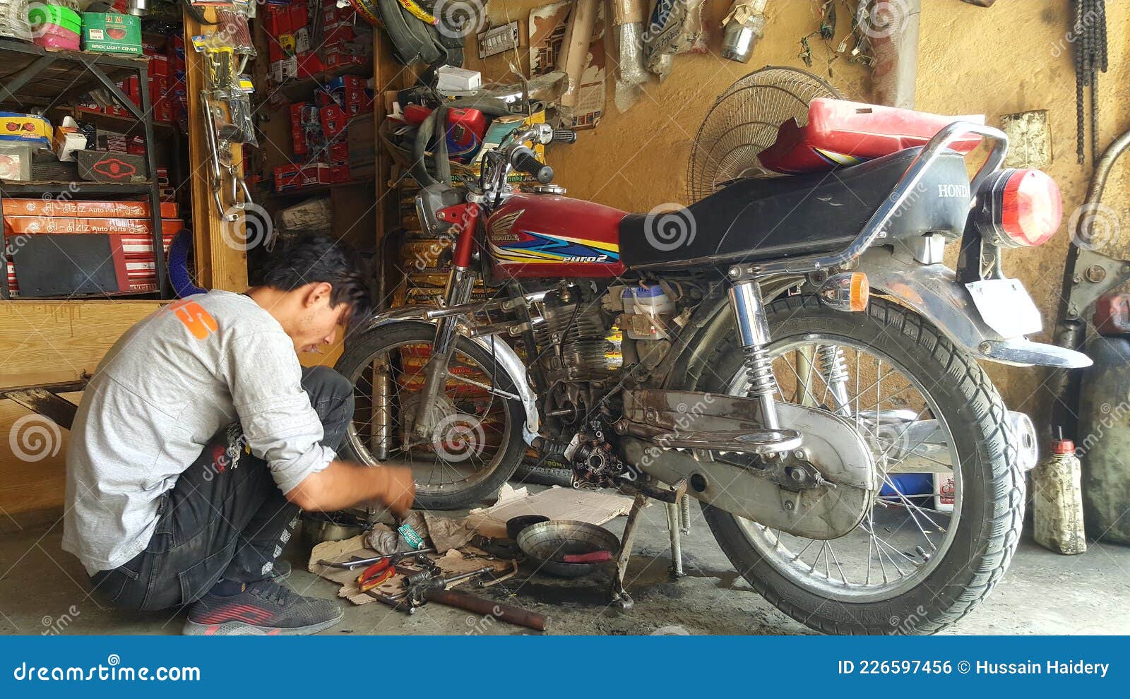 Mécanicien moto photo éditorial. Image du réparation - 226597456