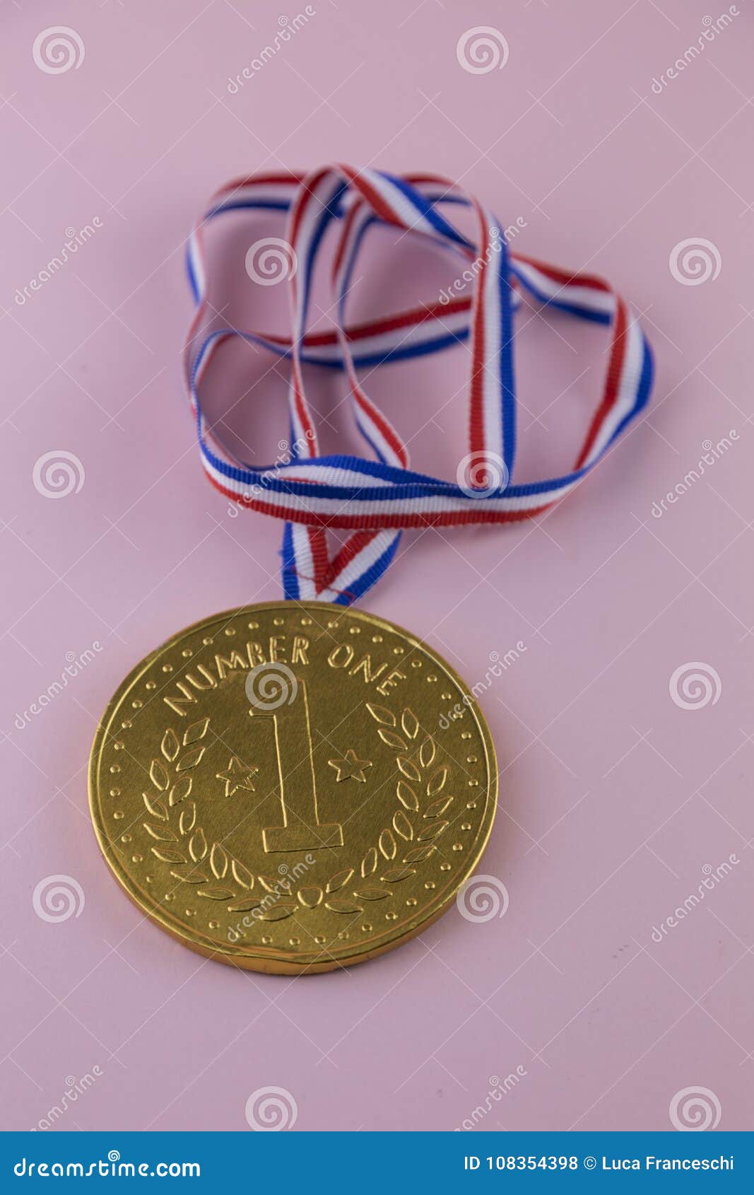 Médaille D'argent De Chocolat Photo stock - Image du faux, fond: 108354398