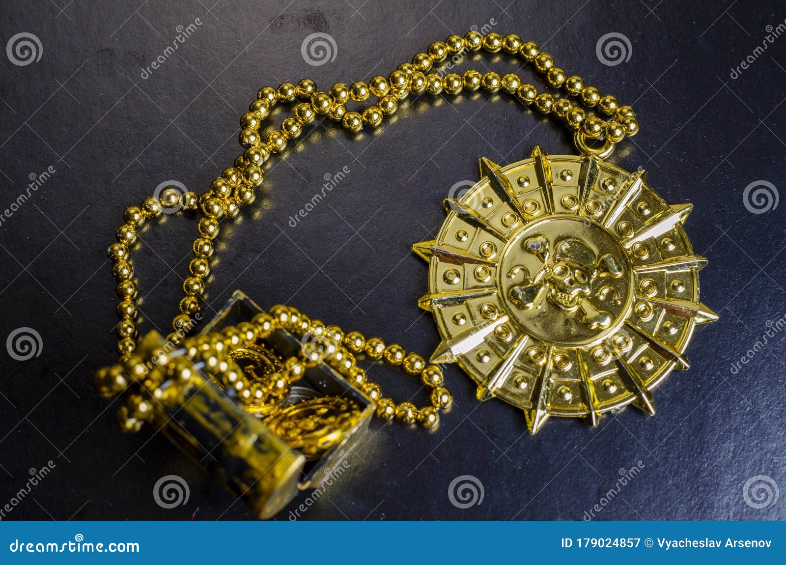Médaille De La Poitrine De Pirate Avec Des Pièces D'or Sur Fond Noir Image  stock - Image du quartz, très: 179024857