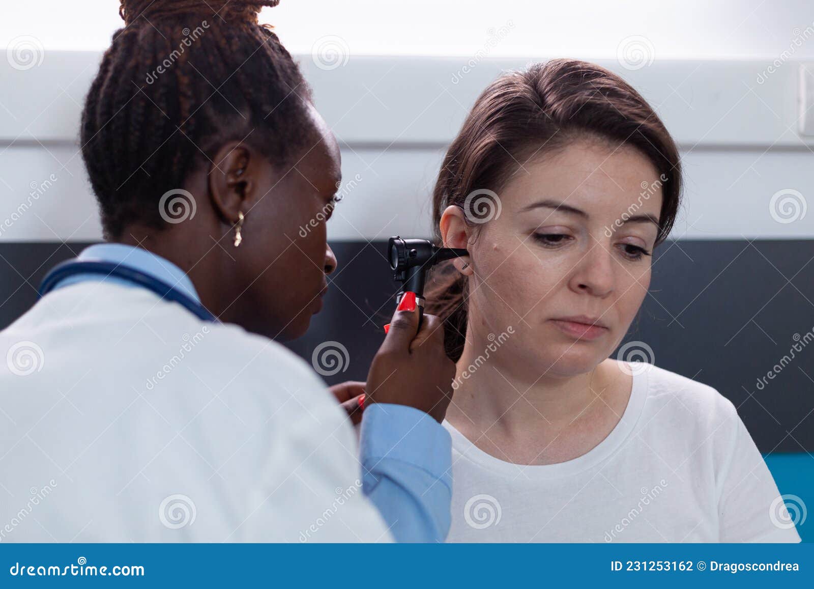 Docteur Utilisant L'otoscope Pour Vérifier L'oreille De La Femme