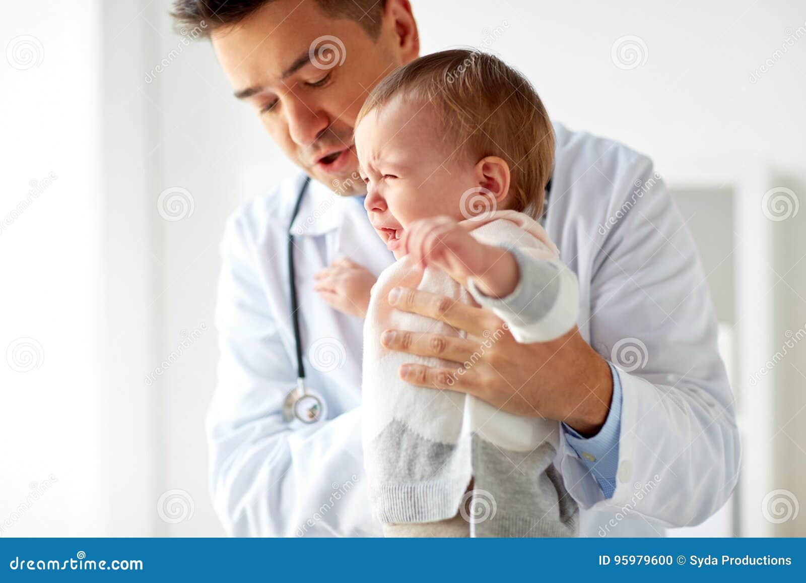 Medecin Ou Pediatre Avec Le Bebe Pleurant A La Clinique Photo Stock Image Du Docteur Gens Medecin Ou Pediatre Avec Le Bebe Pleurant A La Clinique Photo Stock Image Du Docteur Gens