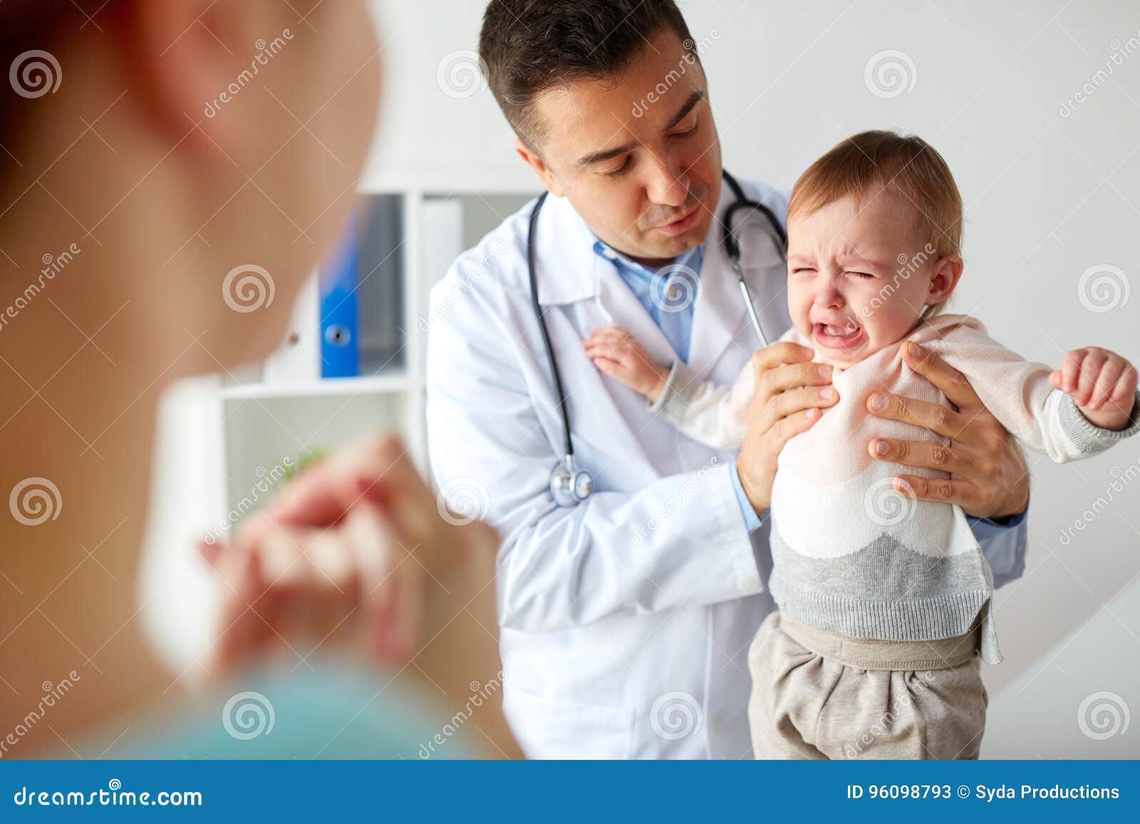 Medecin Ou Pediatre Avec Le Bebe Pleurant A La Clinique Image Stock Image Du Toddler Treatment Medecin Ou Pediatre Avec Le Bebe Pleurant A La Clinique Image Stock Image Du Toddler Treatment