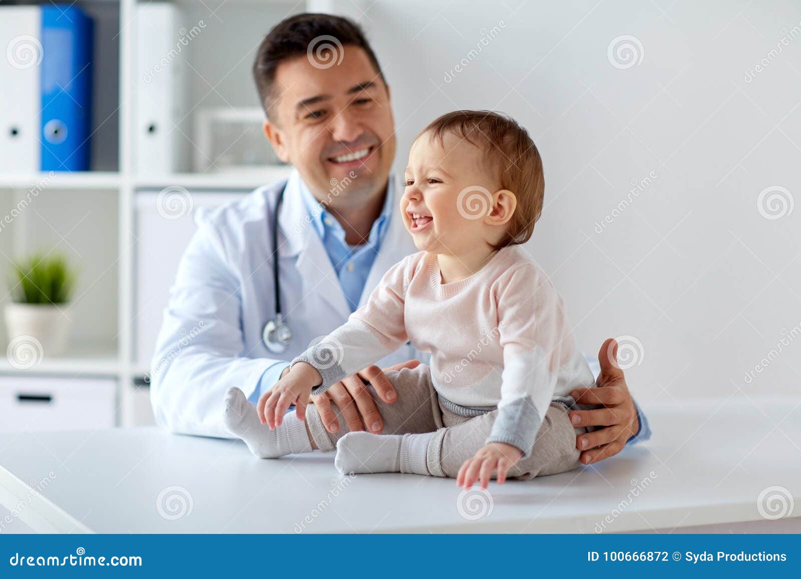 Medecin Ou Pediatre Heureux Avec Le Bebe A La Clinique Photo Stock Image Du Personne Docteur Medecin Ou Pediatre Heureux Avec Le Bebe A La Clinique Photo Stock Image Du Personne Docteur