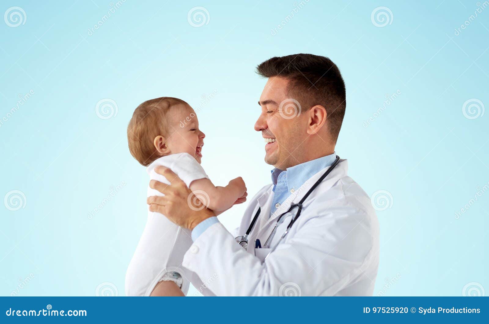 Medecin Ou Pediatre Heureux Avec Le Bebe Au Dessus Du Bleu Photo Stock Image Du Docteur Fond Medecin Ou Pediatre Heureux Avec Le Bebe Au Dessus Du Bleu Photo Stock Image Du Docteur Fond