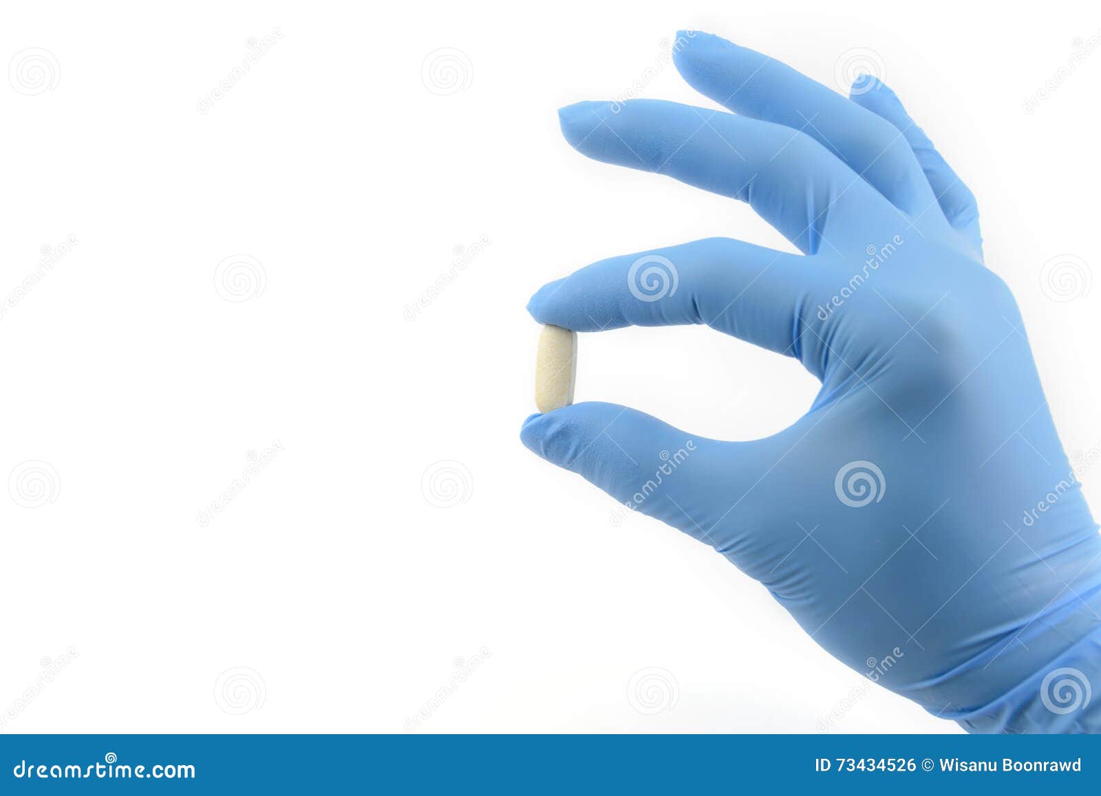 Médecine Portée à La Main Avec Le Gant Bleu Photo stock - Image du médical,  adulte: 73434526