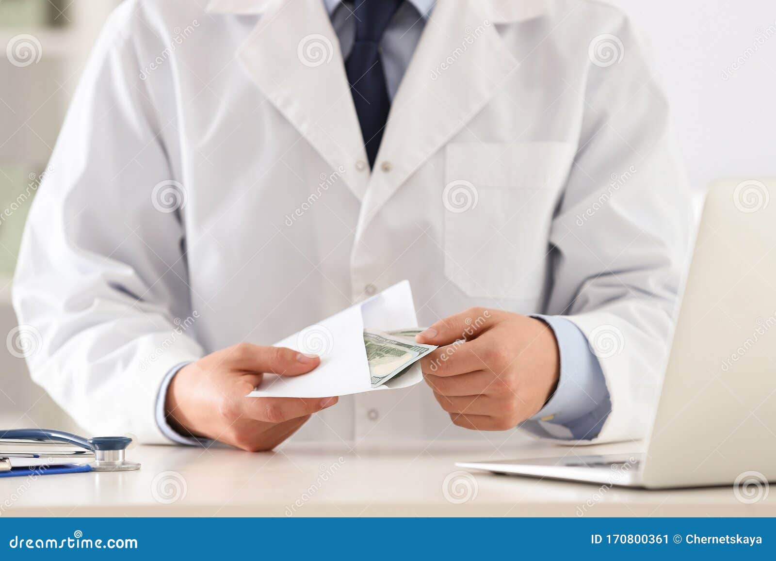 https://thumbs.dreamstime.com/z/m%C3%A9dico-con-soborno-en-la-cl%C3%ADnica-clausurado-medicina-corrupta-170800361.jpg