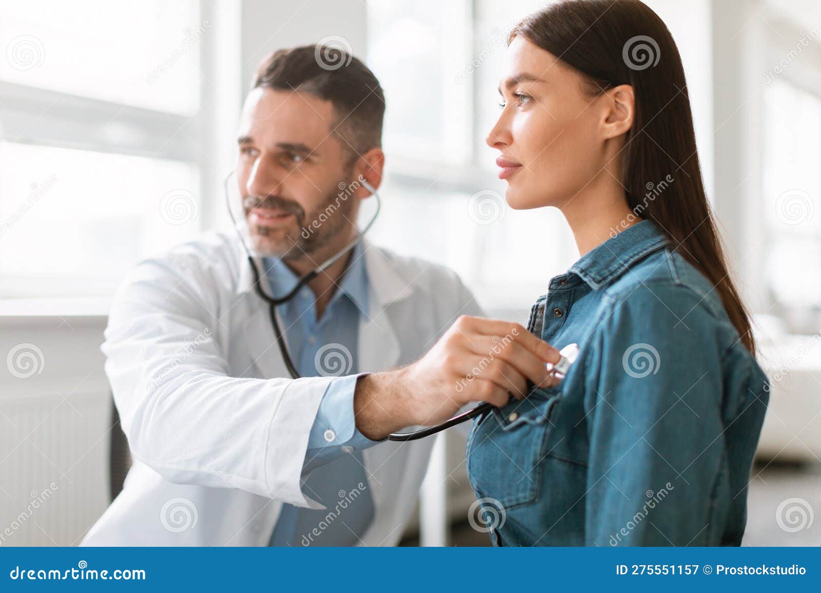 Médico Do Sexo Masculino Cuidando Com O Fonendoscópio Examinando a Frequência Cardíaca De Uma Jovem Mulher Em Consulta Hospitalar Imagem de Stock esposa 1600x1156 Imagem De Sexo Hq Médico Do Sexo Masculino Cuidando Com O Fonendoscópio Examinando a Frequência Cardíaca De Uma Jovem Mulher Em Consulta Hospitalar Imagem de Stock