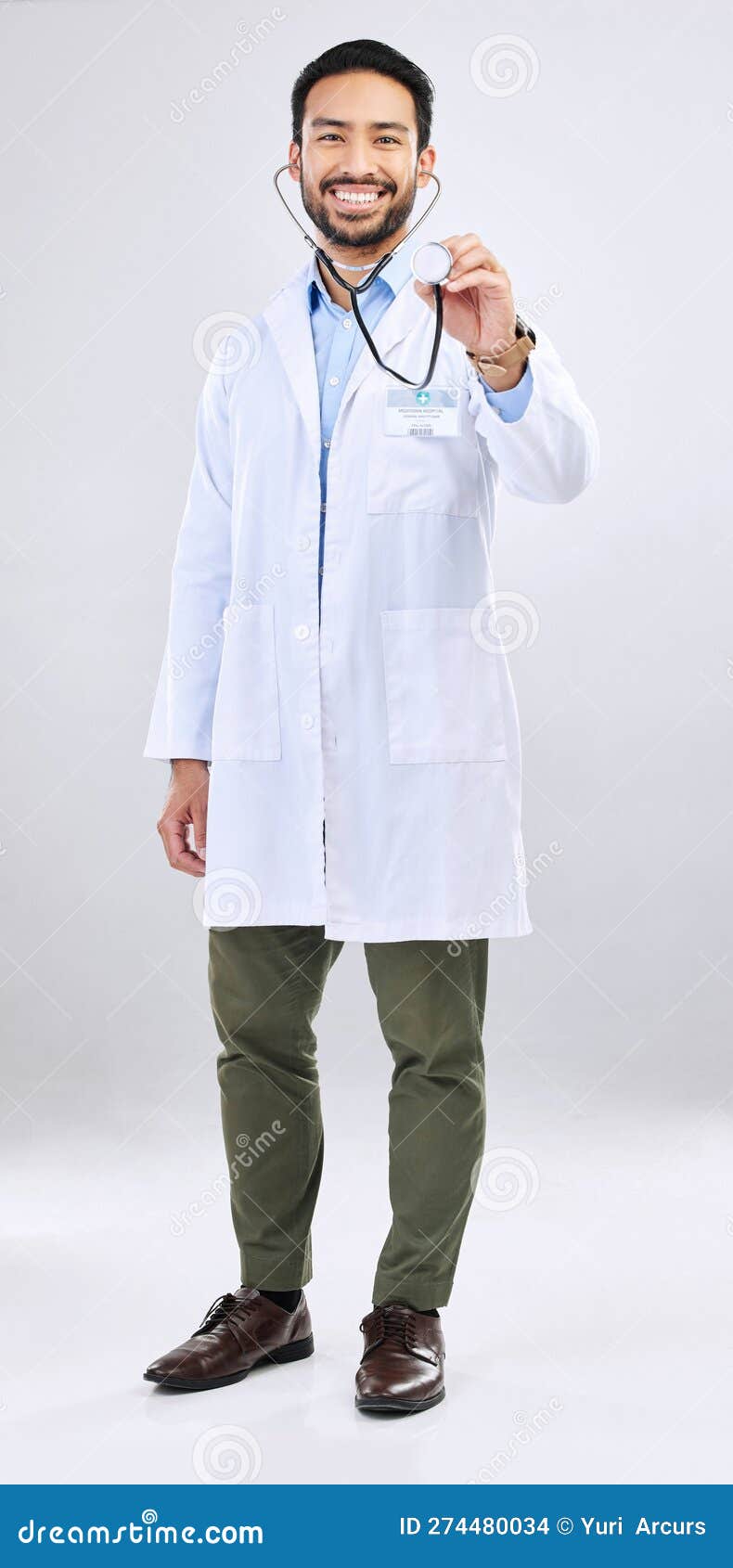 Médico estetoscópio profissional de saúde ilustração, médico segurando um  estetoscópio, criança, rosto png
