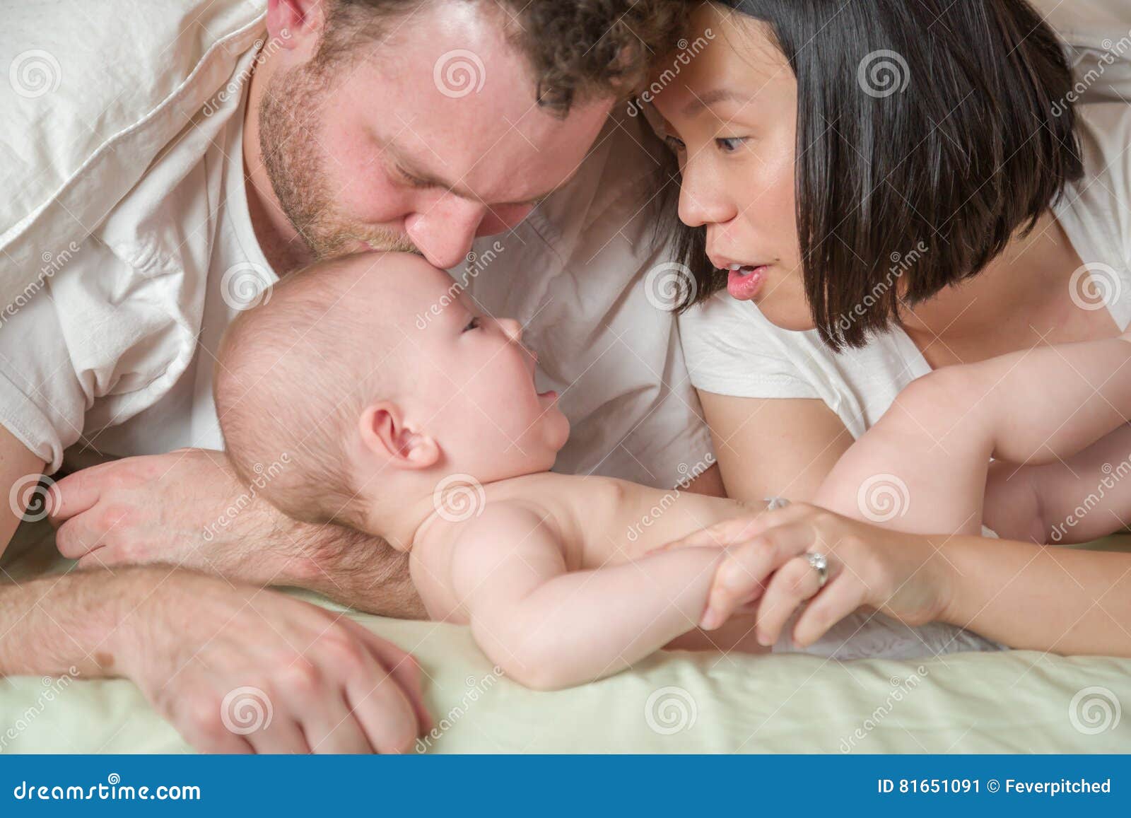 Metis Chinois Et Bebe Garcon Caucasien S Etendant Dans Le Lit Avec Le Sien Image Stock Image Du Affection Couples Metis Chinois Et Bebe Garcon Caucasien S Etendant Dans Le Lit Avec Le Sien Image Stock Image Du Affection Couples