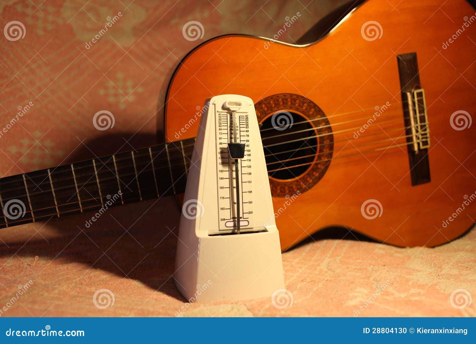 Métronome Avec La Guitare Classique Photo stock - Image du