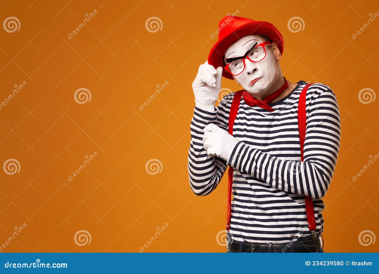 Mímica Pensativa Con Sombrero Rojo Guantes Blancos Y Camiseta Rayada Con Fondo En Blanco de - de adulto, fondo: 234239580