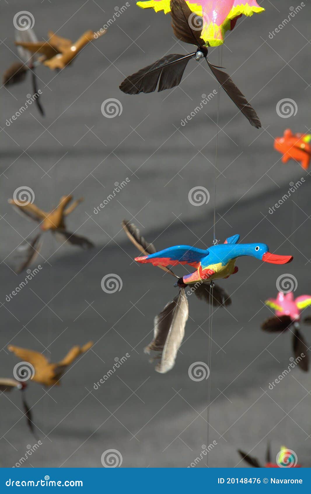 Móvil de madera del pájaro foto de archivo. Imagen colores - 20148476