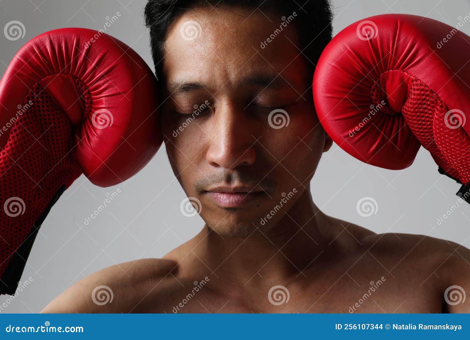 Músculo Asiático Boxeador Hombre Con Ojos Cerrados Guantes Rojos Posando En  Interiores. Burla. Foto de archivo - Imagen de atlético, pecho: 256107344
