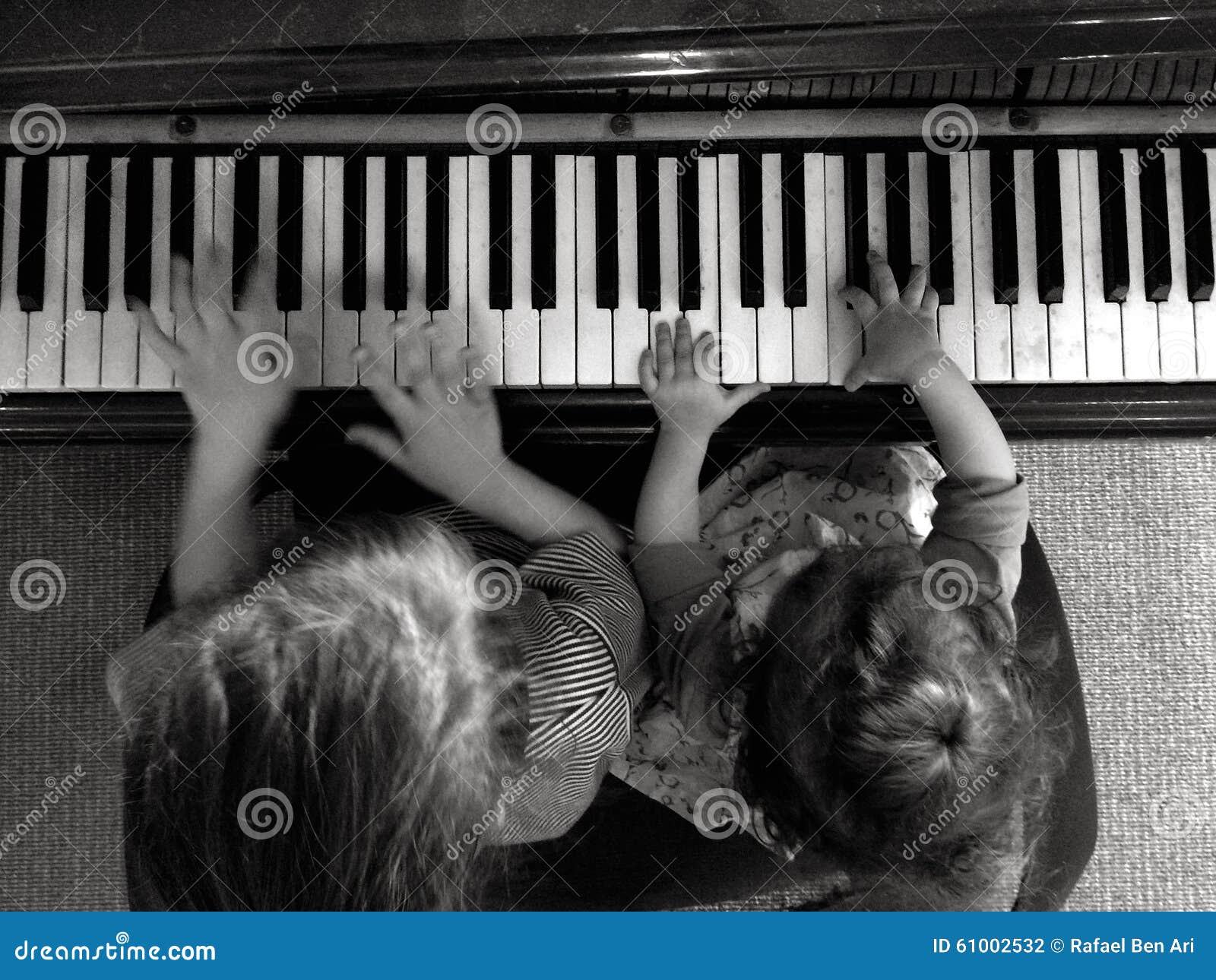 Música Do Jogo De Duas Crianças No Piano Foto de Stock - Imagem de  creatividade, ativo: 61002532