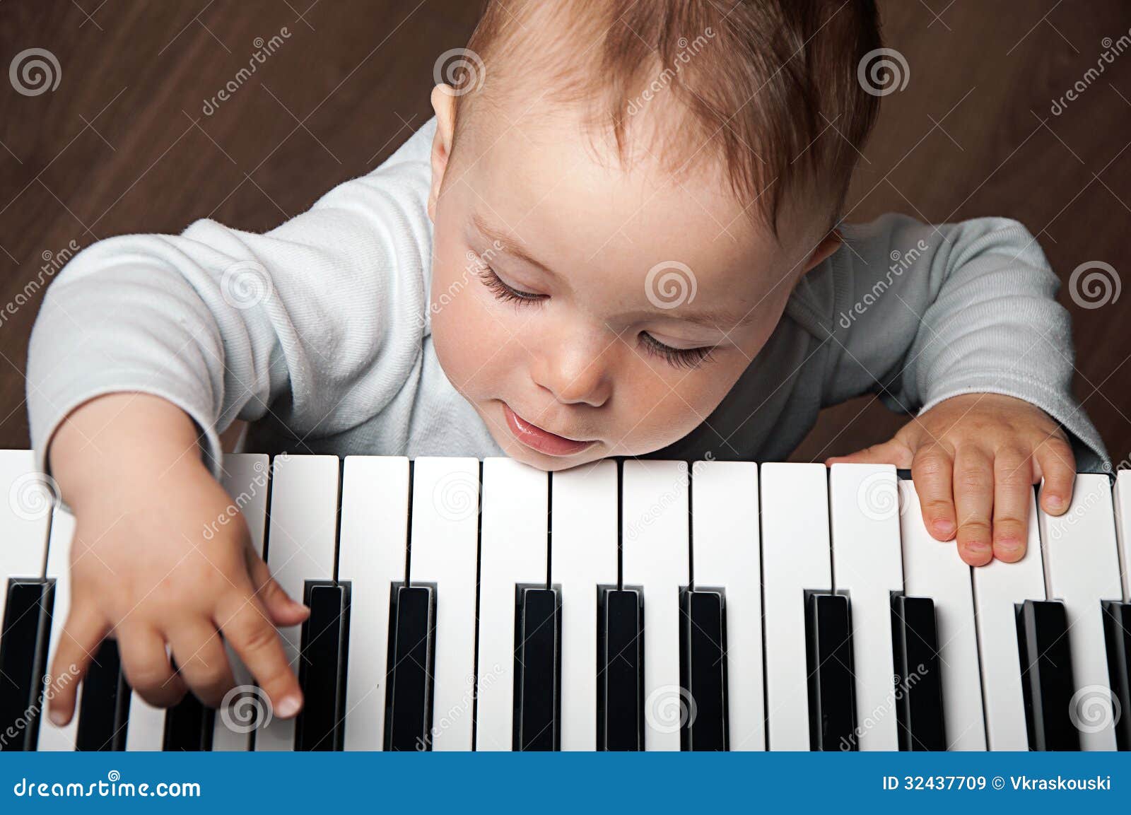 Música Do Jogo Do Bebê No Teclado De Piano Imagem de Stock - Imagem de  tecla, fofofo: 32437709