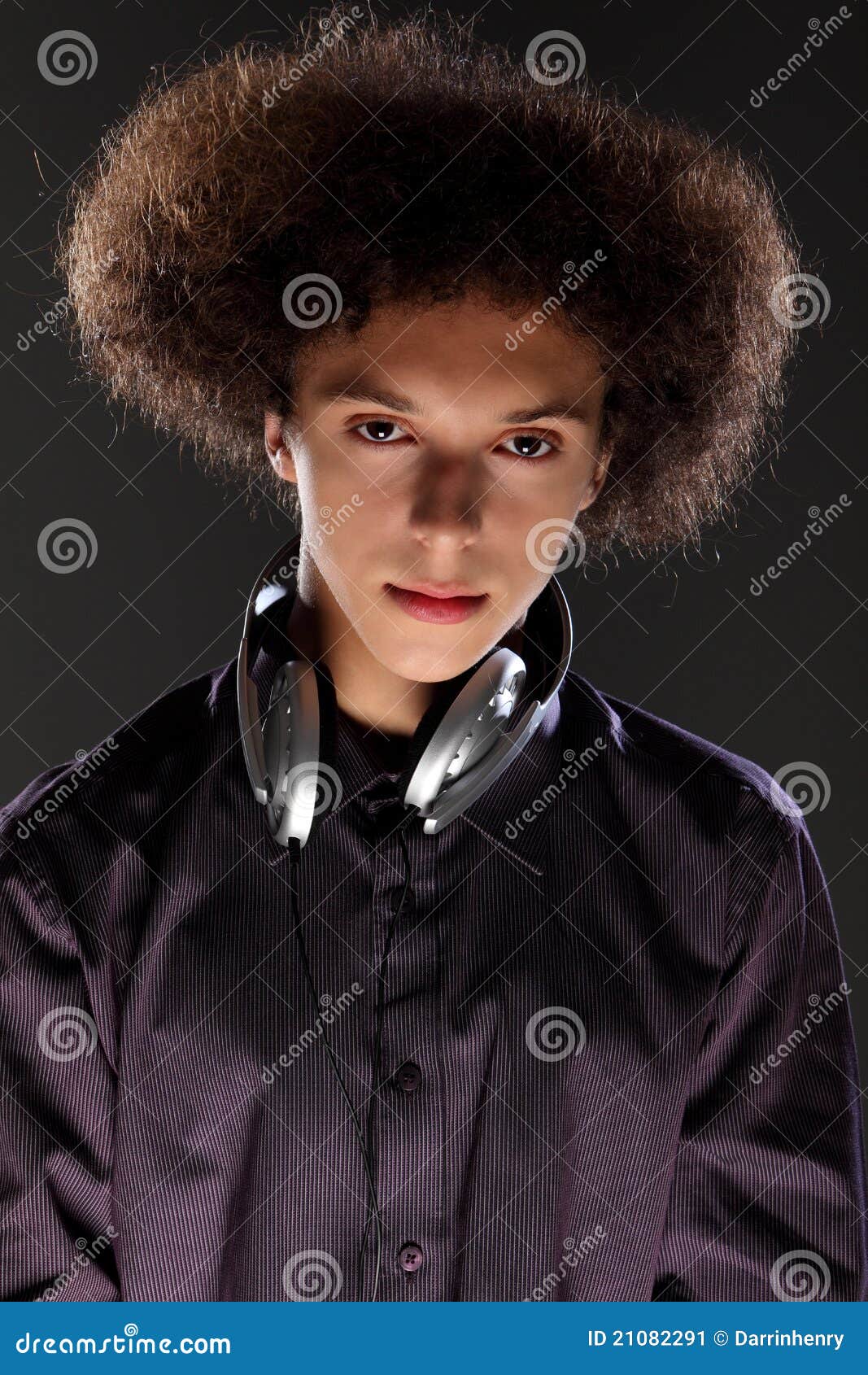 Música Joven DJ Del Hombre Del Adolescente Con El Peinado Afro Imagen de  archivo - Imagen de juventud, gris: 21082291