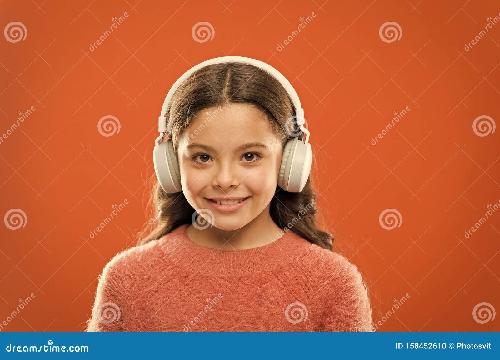 Menina de anime com fones de ouvido ouve música retrato de