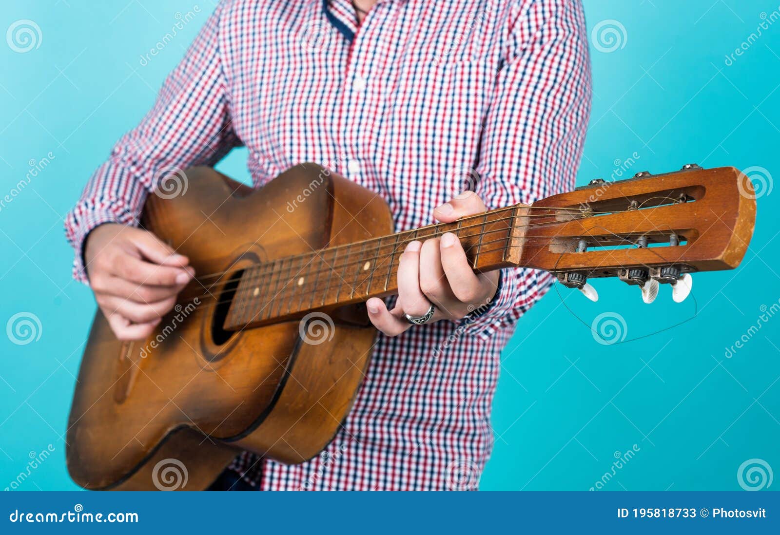 Músico Intérprete De Música. Instrumento De Cadena Musical. Guitarrista  Masculino. Tipo Tocar Guitarra. Canto De La Camiseta De Cu Imagen de  archivo - Imagen de barba, urbano: 195818733