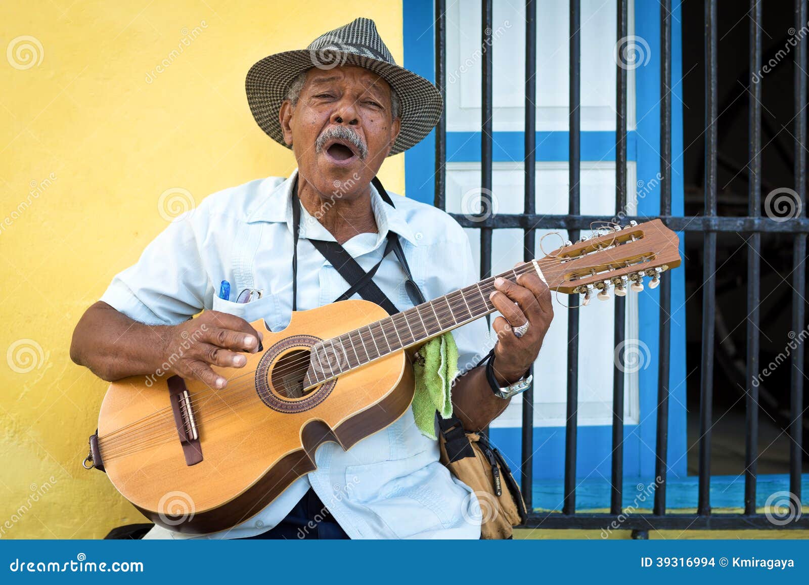 Músico Que Joga a Música Tradicional Em Havana Imagem de Stock Editorial -  Imagem de pessoa, envelhecido: 39316994