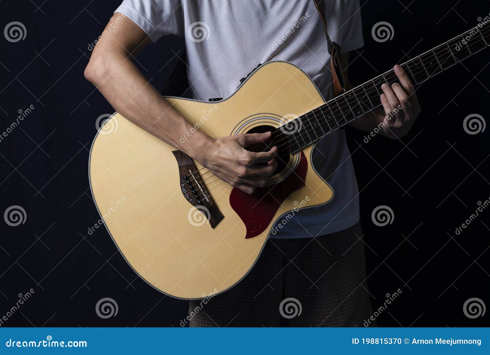 Músico Tocando Guitarra Acústica En La Oscuridad. Foto de archivo - Imagen  de funcionamiento, creativo: 198815370