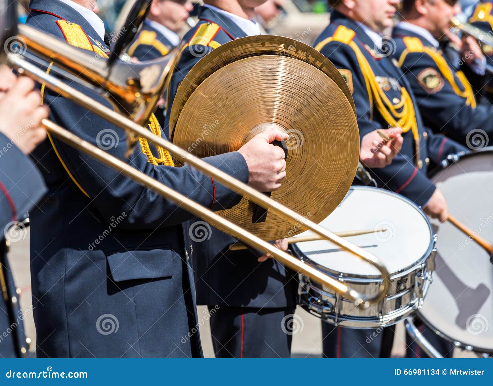 Músicos De La Banda De Metales Militar En El Desfile Foto de archivo -  Imagen de redoblante, instrumento: 66981134