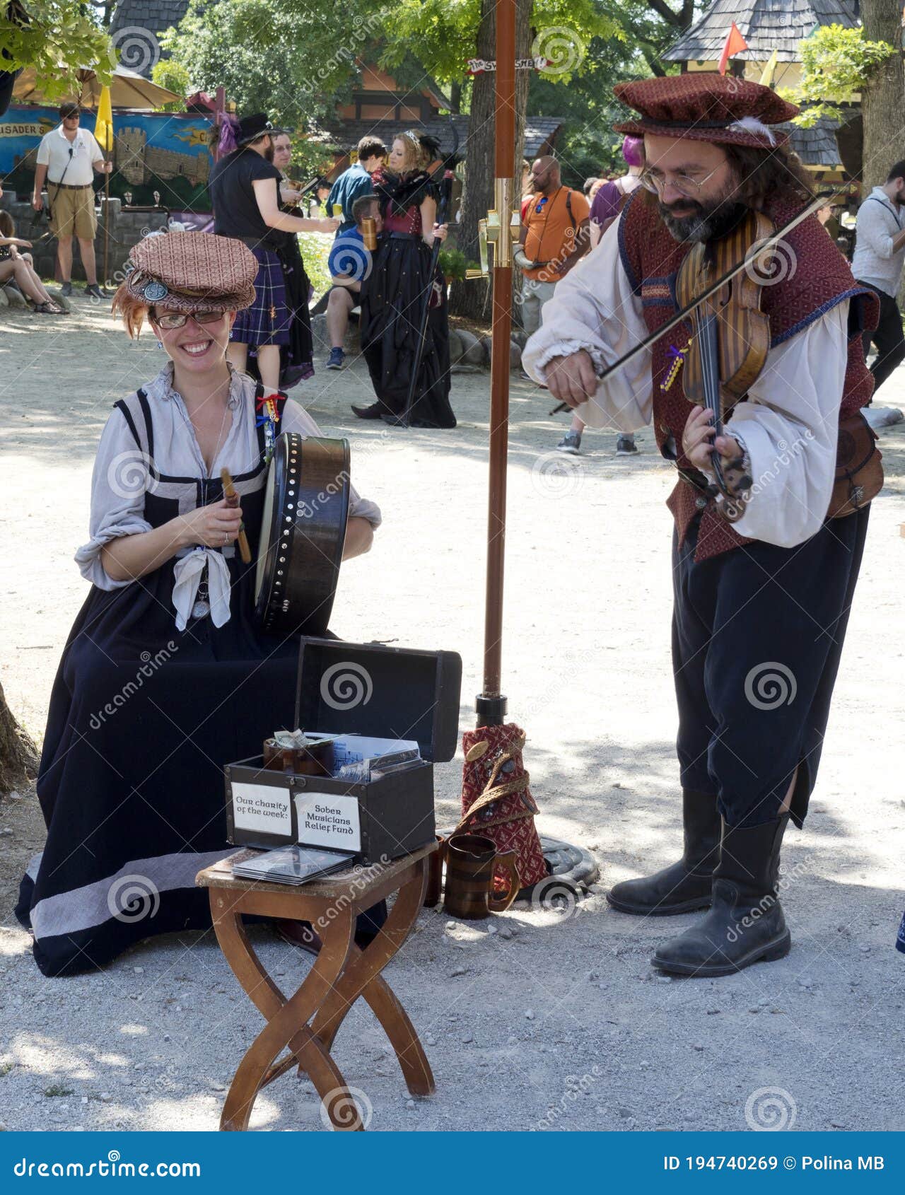 lente Contento pedir Músicos Masculinos Y Femeninos Con Disfraces Presentan Instrumentos Antiguos En Una Feria Renacentista Imagen de archivo editorial - Imagen de bristol, gente: 194740269 lente Contento pedir Músicos Masculinos Y Femeninos Con Disfraces Presentan Instrumentos Antiguos En Una Feria Renacentista Imagen de archivo editorial - Imagen de bristol, gente: 194740269
