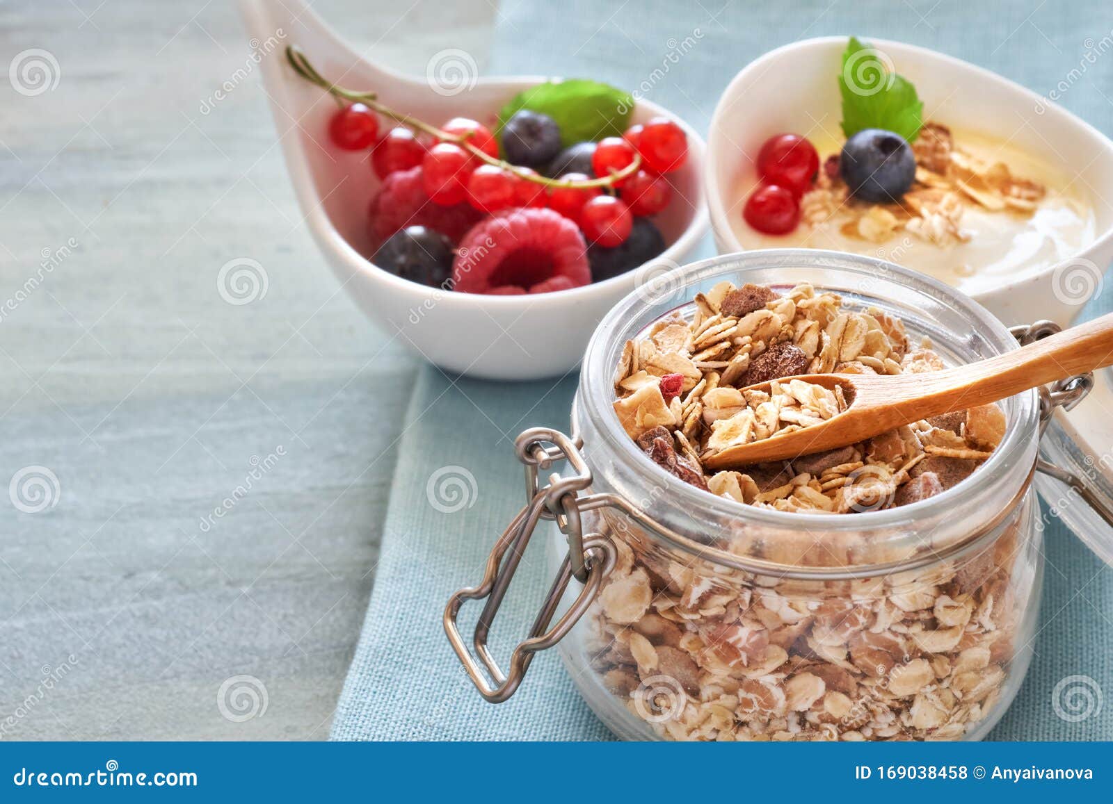 Müsli Mit Jogurt Und Beeren, Gesunder Dessert Im Neutralen Hintergrund ...